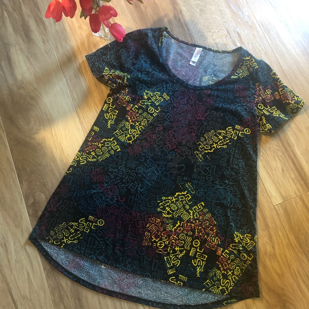 Fun pattern in this classic LuLaRoe top.🌷